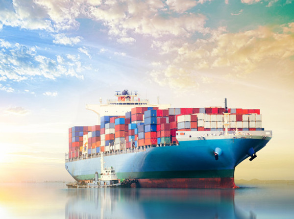 Internationales Container-Frachtschiff im Ozean bei Sonnenuntergang, Frachttransport, Wasserfahrzeug